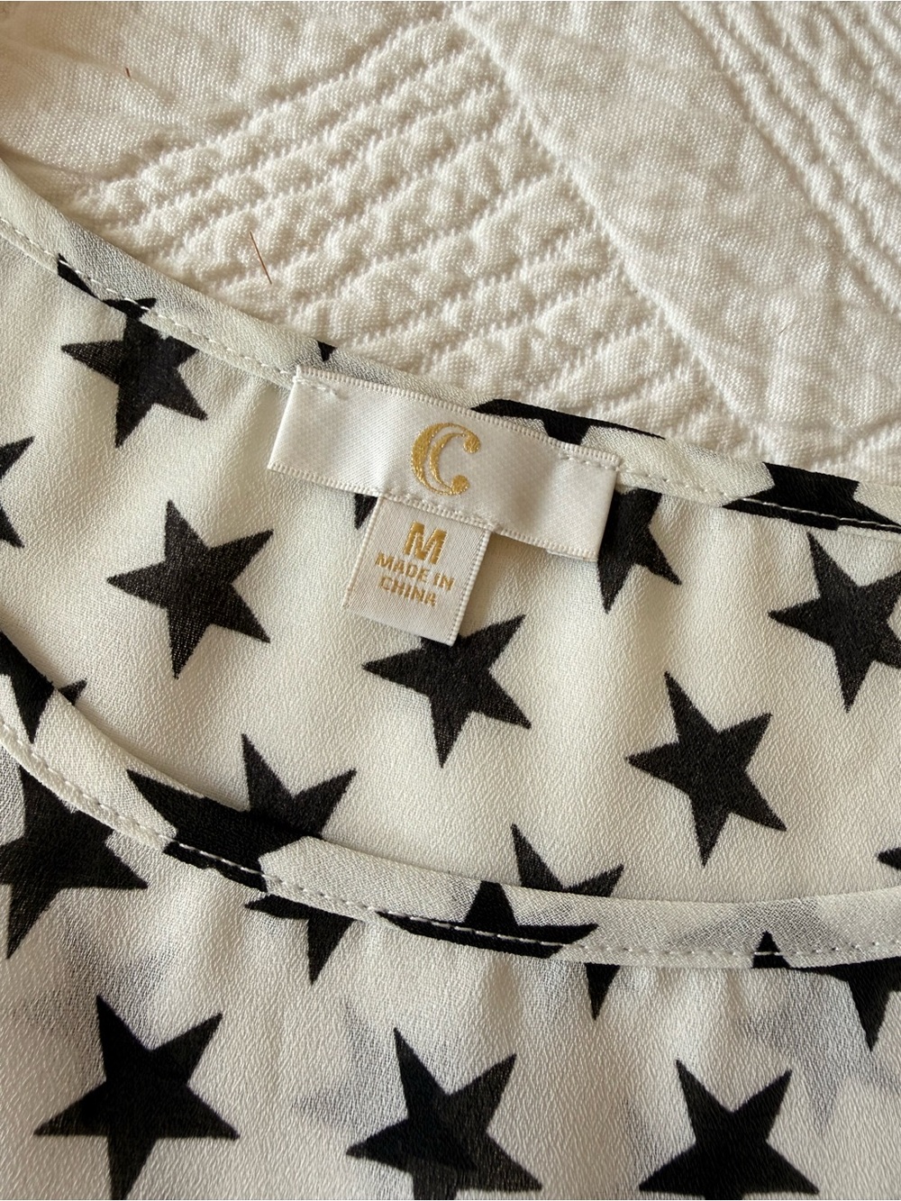 Charming Charlie Womens Star Print Short Sleeve Blouse - Black/White MEDIUM - Picture 2 of 2